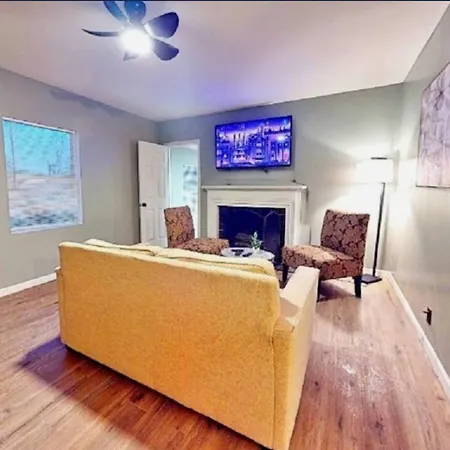 Cozy 2-Bedroom, 1-Bathroom Haven In Tulsa!